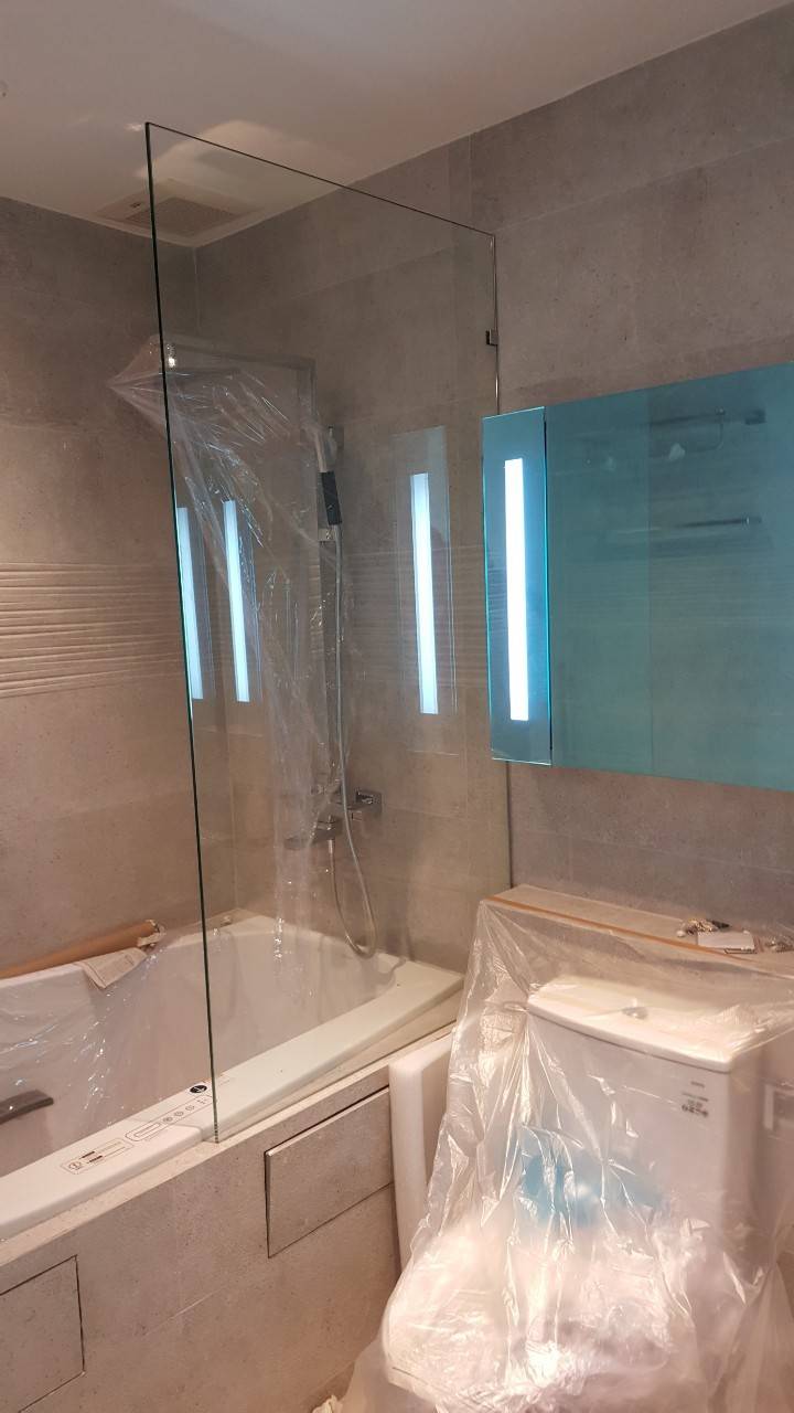 ห้องอาบน้ำใช้กระจกเทมเปอร์